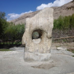 در روستایی که نامش را فراموش کرده ام سنگی که نمایشگر فرا رسیدن نوروز است