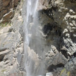 توریست ها برای رفتن به بدخشان غالبا از دوشنبه ، پایتخت تاجیکتان با ماشین های کرایه ای به ایم محل می آیند. آبشاری در دره بدخشان ، محل شتشوی ماشین