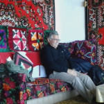 دوست همسفر من در مهمانخانه در بدخشان . بیشتر این عکس ها دسترنج ایشان است