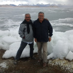 تابستان در کنار بلندترین دریاچه جهان در پامیر ، بیشاز پنجزار متر ارتفاع . دو قله نزدیک که زمان شوروی کونیسم و لنین خوانده می شد و امروز استقلال و... بیش از 7200 متر بلندی! تابستان در کنار بلندترین دریاچه جهان در پامیر ،