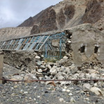 چشمه آبگرم و سالن حمام آن ، باقیمانده از دوره اتحاد شوروی چشمه آبگرم و سالن حمام آن ، باقیمانده از دوره اتحاد شوروی