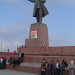 اوش/قرقیزستان مجسمه لنین همچنان در شهر اوش پا برجاست