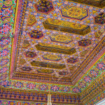 KOKAND, UZBEKISTAN - MAY 6, 2015: The ceiling in the Great Throne Room of Khudayar Khan Palace decorated in brown color gamma with fine patterns, on May 6 in Kokand. کوکند قصر خدایاز خان/شهری در دره فرغانه است ،بر سر راه تاشکند به کاشغر. در سده پنجم پیش از میلاد داریوش هخامنشی در تعقیب قبایل بیابانگرد دره فرغانه را تسخیر کرد.