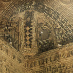 اسماعیل سامانی ،چهره محبوب وبنیادین در فرهنگ سیاسی امروز تاجیکستان است داخل آرامگاه اسماعیل سامانی در بخارا