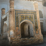 مزار قطب و بنایانگذار فرقه نقشبندی که زائران هندی بسیاری دارد .این مزار در یک مجموعی بسیار وسیع در خارج شهر بخارا بنا شده است . مزار قطب و بنایانگذار فرقه نقشبندی که زائران هندی بسیاری دارد