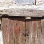 خانه ای در کوچه های بخارا با کتیبه ای آراسته به شعر فارسی