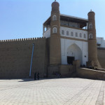 بخارا /دروازه غوریان ،محلیکه خون سیاوش به فرمان افراسیاب بر خاک ریخت .نوبهاران از خون او گیاهان از نو زندگی را آغارز می کنند.