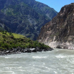 آمو دریا روسنا های سر سبزی را در افغانستان و تاجیکستان آبیاری می کند