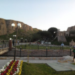 یهودیان این منطقه نیایش خو ترانه ای خود را به زبان پارسی بیان می کنند قدمگاه دانیال نبی . یهودیان این منطقه نیایش خو ترانه ای خود را به زبان تاجیکی/پارسی بیان می کنند