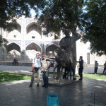 ملا نصرالدین در آسیای مرکزی ، فلات ایران و ترکیه شخصیتی داستانی مشهوری است و هر کشوری او را متعلق به خود می داند! ملا نصرالدین در میدان کنار حوض بخارا.ملا نصرالدین در آسیای مرکزی ، فلات ایران و ترکیه شخصیتی داستانی مشهوری است و هر کشوری او را متعلق به خود می داند!