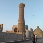 این بنا زیبا بدست اسرای ایرانی و در یک مجموعه از مدرسه و مسجد ساخته شده کلان منار ، بخارا