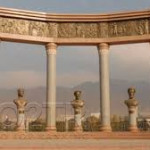 تندیس های یونی یادگار حکومت یونانی بلخ در سده دوم پیش از میلاد در شهر خجند در کنار سیر دریا (سیحون( خجند شهری در کنار سیردریا که بنای آنرا به اسکندر مقونی نسبت می دهند