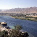 سهر دریا در خجند . شمای تاجیکستان /استفاده بی رویه از آب سیر دریا در زمان اتخاد شوروی ف موجب کوچک شدن دریاچه اورال شده است که باد های منطقه آنرا به یخچای های کوه ها منقل کرده و خسارات آب و هوایی فراوانی را بوجود آورده است