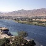 سهر دریا در خجند . شمای تاجیکستان /استفاده بی رویه از آب سیر دریا در زمان اتخاد شوروی ف موجب کوچک شدن دریاچه اورال شده است که باد های منطقه آنرا به یخچای های کوه ها منقل کرده و خسارات آب و هوایی فراوانی را بوجود آورده است