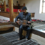 مدیر موزه در حال نواختن تار یدخشانی