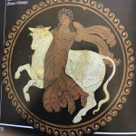 زئوس خود را بشکل گاو سفیدی در آورد ومعشوق اش ،"اروپا " دختر شاه فلسطین ، را با خود به کرت برد