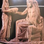 "رآ "، مادر زئوس برای نجات فرزند نوزادش ، سنگی را در لای پارچه به کرونوس می خوراند .