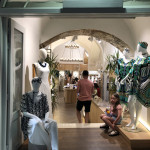 داخل حمام دوره عثمانی که به عنوان مغازه استفاده می شود.