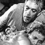 زوربا و "بوبولینا" در بستر مرگ.زن صاحب کافه ای که خود را کنتس فرانسوی معرفی میکرد.