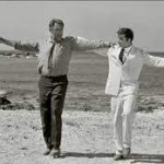 رقص در پایان یک رویا: در ساحل آبی دریا که در افق آسمان محو می شود و در کنار کوه هایی به رنگ سبز جنگل.نماد زیبایی زندگی