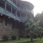 باز هم ایوان با طارمی های چوبی